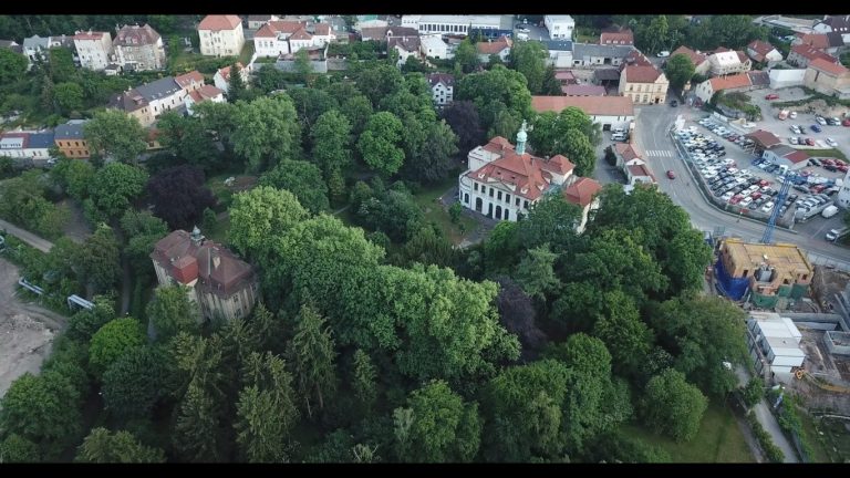 Otevřený dopis premiérovi ČR Andrejovi Babišovi: Zelení vyzývají stát k zastavení dražby areálu Veleslavínského zámku