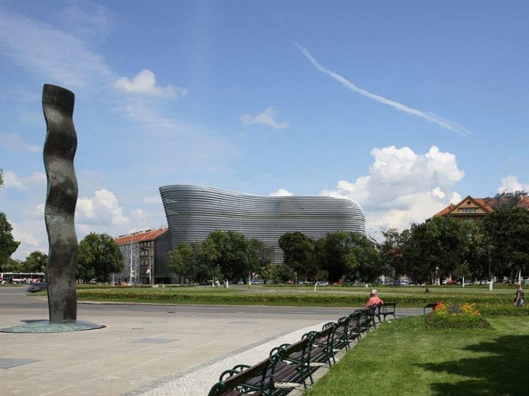 Lední medvěd na Vítězné náměstí nepatří