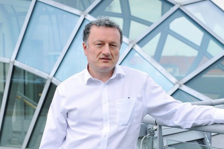 Kandidátku STAN a Zelených v Praze 6 podpoří biochemik Jan Konvalinka. Jako nezávislá osobnost